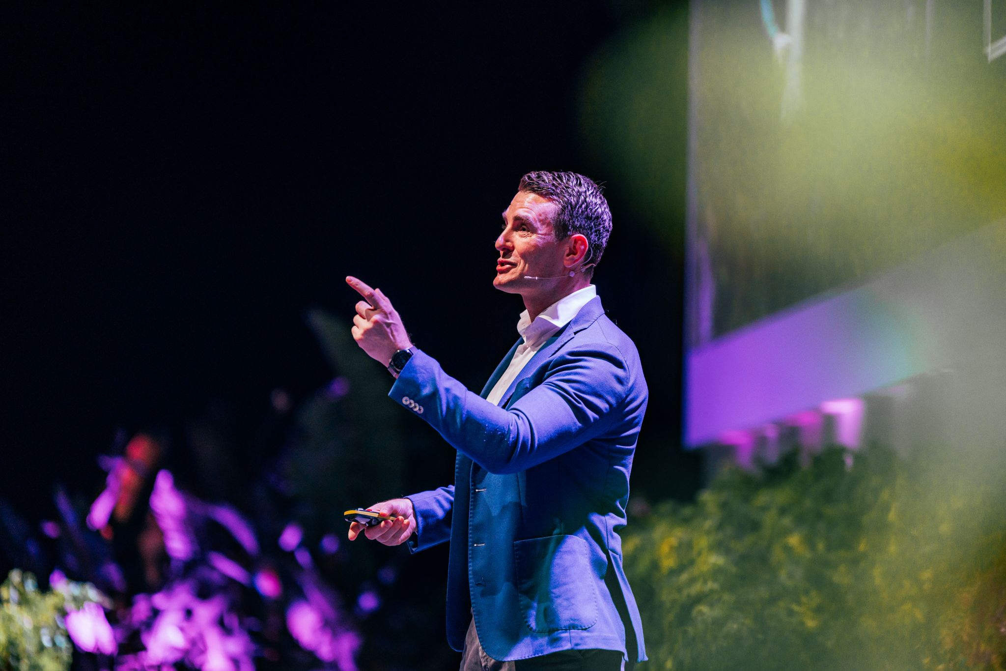 Aidan McCullen delivering a keynote speech on AI, disruption and innovation to a corporate audience.